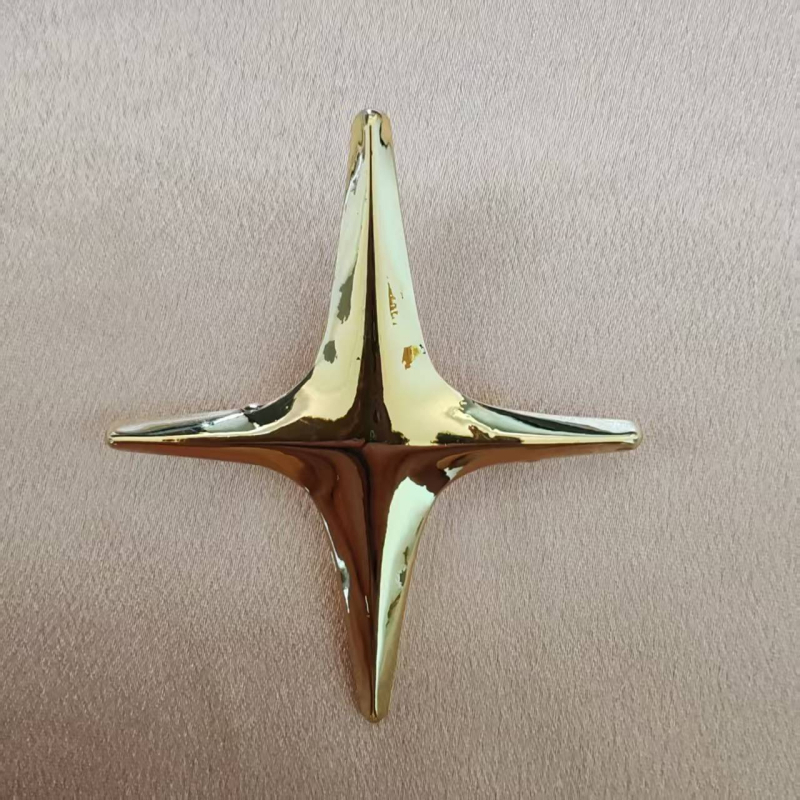 Cinkötvözetből készült csiga alakú bross, aranyozott bevonattal és fémes felülettel, uniszex divatkiegészítő, tavasz 2025