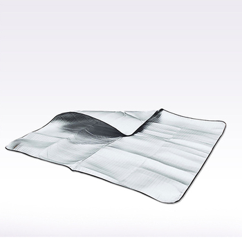 Vanjska podloga za piknik s aluminijskom folijom, vodonepropusna, lagana i prijenosna, pogodna za 4 osobe, dimenzije 200 x 200 cm, debljina 2,5 cm.