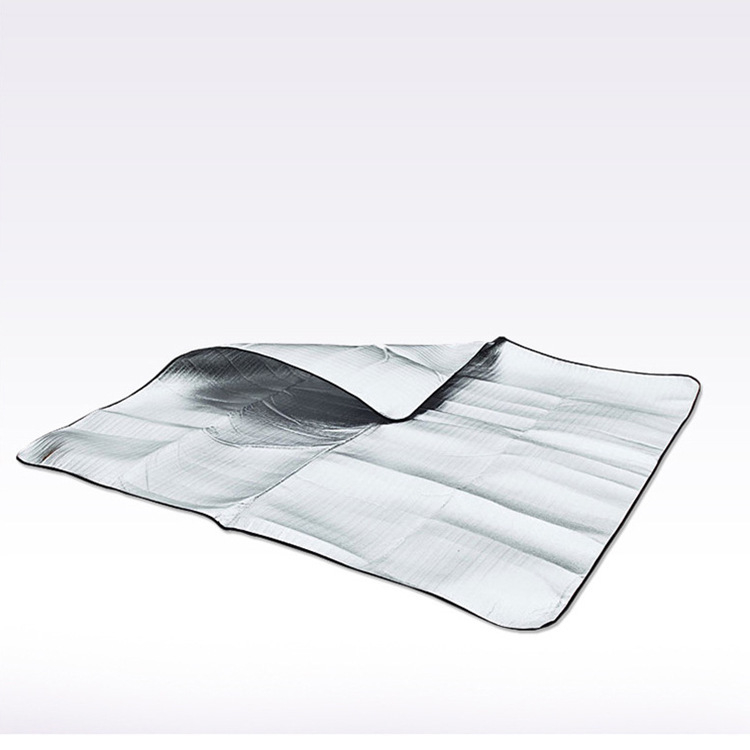 Vanjska podloga za piknik s aluminijskom folijom, vodonepropusna, lagana i prijenosna, pogodna za 4 osobe, dimenzije 200 x 200 cm, debljina 2,5 cm.