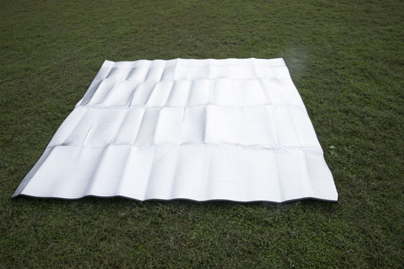 Vanjska podloga za piknik s aluminijskom folijom, vodonepropusna, lagana i prijenosna, pogodna za 4 osobe, dimenzije 200 x 200 cm, debljina 2,5 cm.