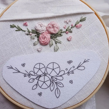 Roz hímző készlet vízben oldódó nemszövött anyaggal, öntapadós – teljes készlet mintával és útmutatóval; testreszabható rajzok szerint; skandináv stílus a nappaliba