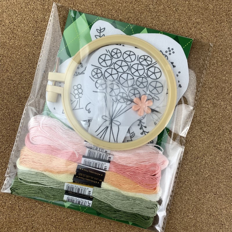 Roz hímző készlet vízben oldódó nemszövött anyaggal, öntapadós – teljes készlet mintával és útmutatóval; testreszabható rajzok szerint; skandináv stílus a nappaliba