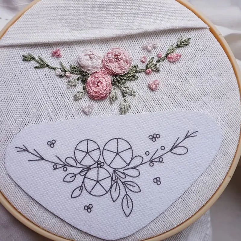 Roz hímző készlet vízben oldódó nemszövött anyaggal, öntapadós – teljes készlet mintával és útmutatóval; testreszabható rajzok szerint; skandináv stílus a nappaliba