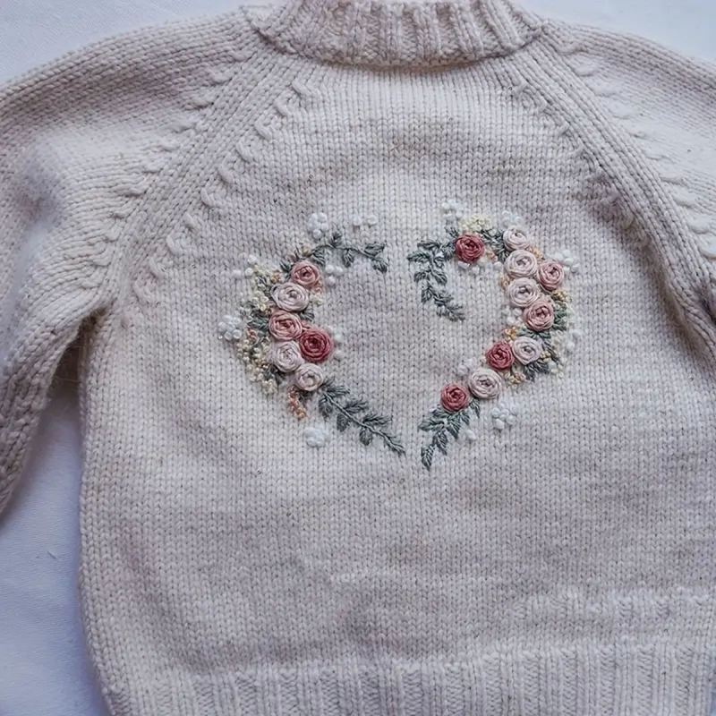 Roz hímző készlet vízben oldódó nemszövött anyaggal, öntapadós – teljes készlet mintával és útmutatóval; testreszabható rajzok szerint; skandináv stílus a nappaliba