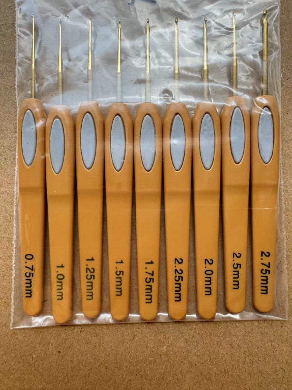 Set od 9 kukica za kukičanje s mekom držalom, PVC kukice, različite veličine, zlatno prekrivene vrhove