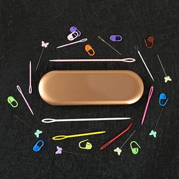 Kötéshez való készlet: nagy szemű horgolótű, nagy szemű ívelt tű és jelölő kapocs pulóverekhez