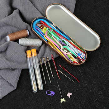 Kötéshez való készlet: nagy szemű horgolótű, nagy szemű ívelt tű és jelölő kapocs pulóverekhez