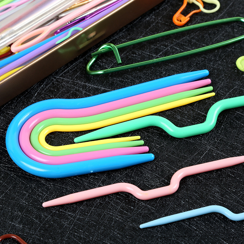 Kötéshez való készlet: nagy szemű horgolótű, nagy szemű ívelt tű és jelölő kapocs pulóverekhez