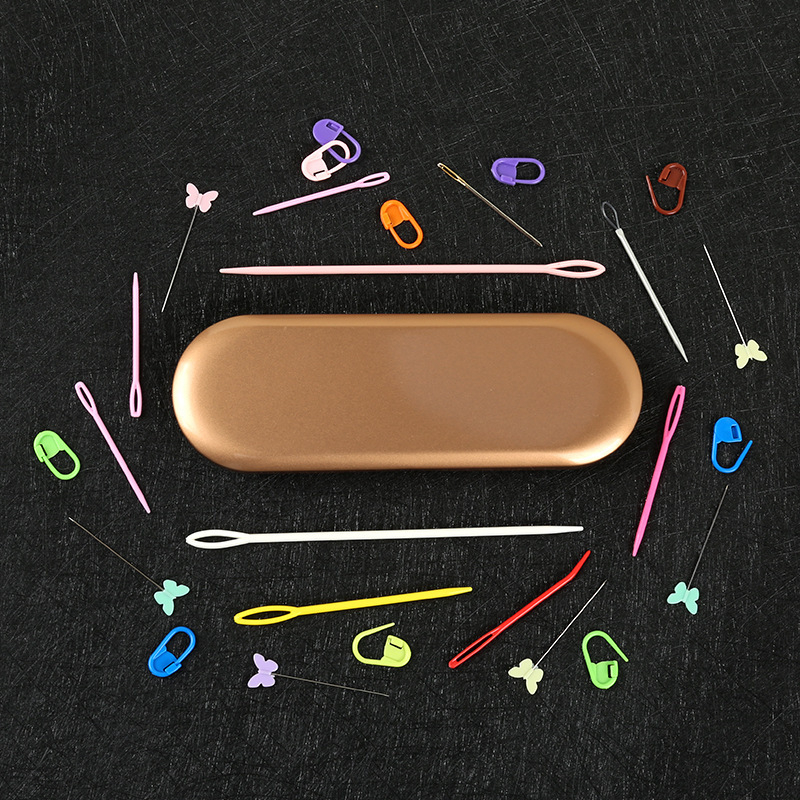 Kötéshez való készlet: nagy szemű horgolótű, nagy szemű ívelt tű és jelölő kapocs pulóverekhez