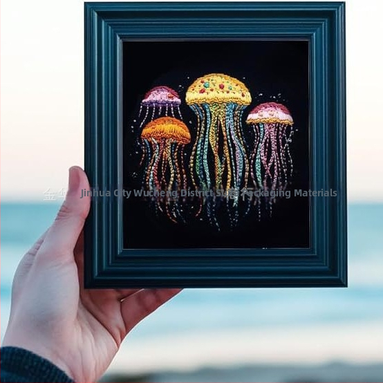 Vodorozpustné vzory vyšívania s lepiacím stabilizátorom na látku a vyšívacím papierom