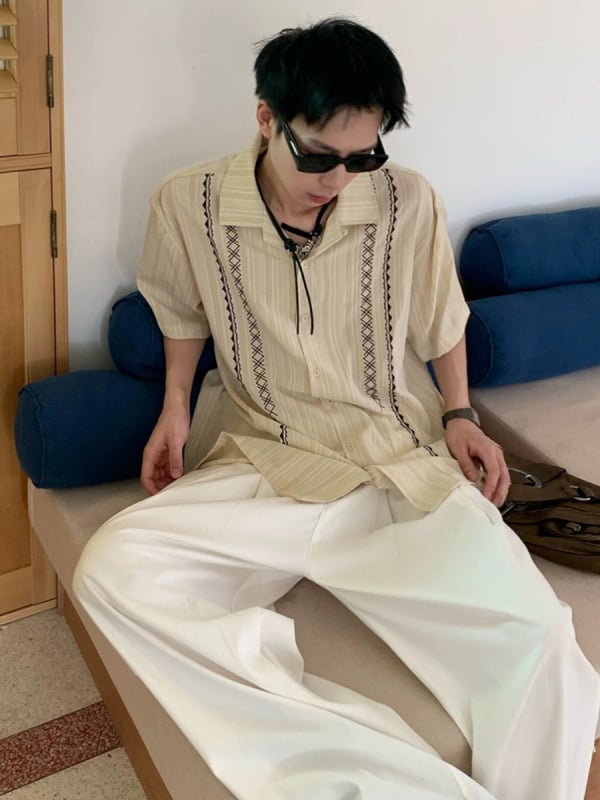 Õmmeldud etno‑vintage stiilis särk, lühikeste varrukatega, krae lapel, triibuline džakard, 96% polüester, ilma triikimata