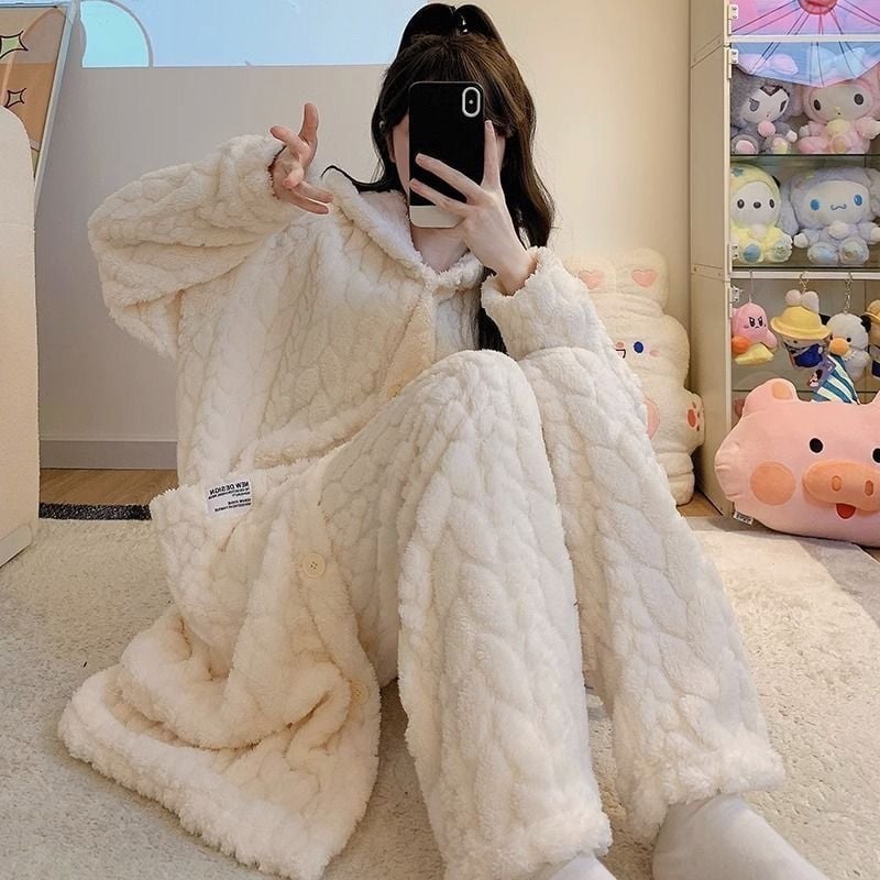 Set pijama din fleece coral pentru femei, iarnă – mâneci lungi, fără guler, grosime 201-250 g/m2, 100% poliester, decor cu biluțe pufoase (stil cartoon)