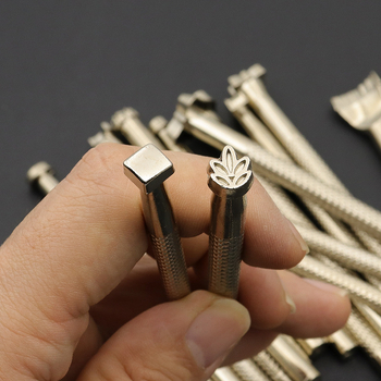 Set de unelte pentru prelucrarea pielii: gravură și ștanțare, model JF201228, cu unelte din oțel de instrumente și mânere din oțel (Model: JF201228; Material principal: oțel de instrumente; Mâner: oțel; Seria: Unelte pentru piele)