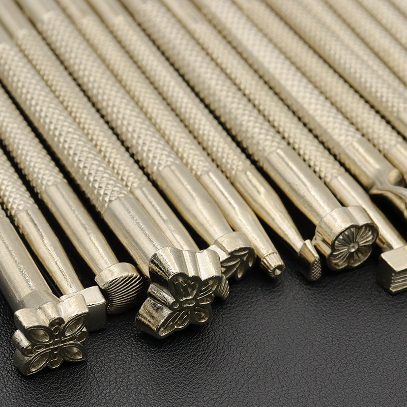 Set de unelte pentru prelucrarea pielii: gravură și ștanțare, model JF201228, cu unelte din oțel de instrumente și mânere din oțel (Model: JF201228; Material principal: oțel de instrumente; Mâner: oțel; Seria: Unelte pentru piele)