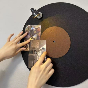 Kerek filc tábla, vinil-lemez ihletésű falidísz – vintage stílusú dekoratív kép és üzenet-tábla