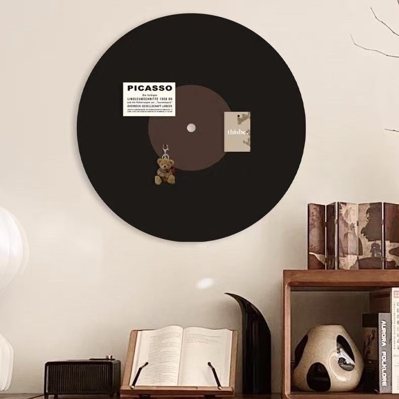 Kerek filc tábla, vinil-lemez ihletésű falidísz – vintage stílusú dekoratív kép és üzenet-tábla