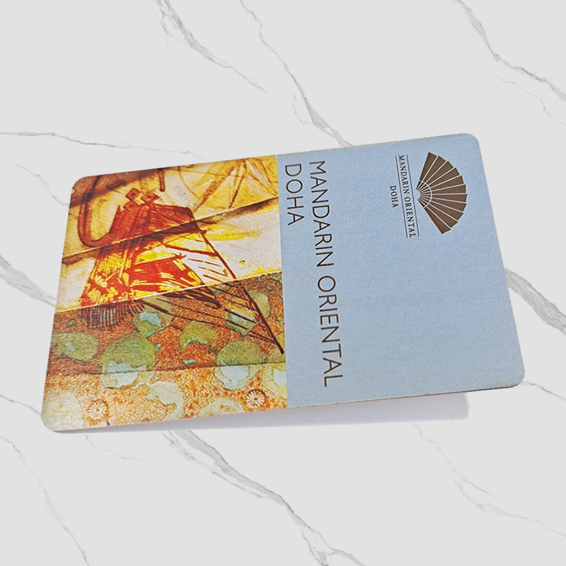 Puidust hotelli toa kaart IC-kiibiga – kohandatav, värviline trükk; materjal: basswood või bambus; sobib kõrgekvaliteediliste liikmekaartide jaoks