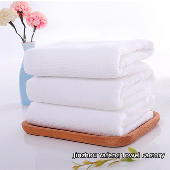 Hotelski ručnik od mikrovlakana s logom, prilagodljiv; sastav: 80% poliester, 20% poliester; jednostruko vlakno; šivanje; upijanje 5–10 s