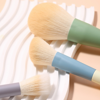 Σετ 11 πινέλων μακιγιάζ με τρίχες ζώου και ξύλινες λαβές σε φορητό τσαντάκι; περιλαμβάνει πινέλα για σκιά ματιών, φον ντεν, ρουζ και contour μύτης; μήκος περίπου 15 cm