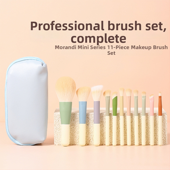 Σετ 11 πινέλων μακιγιάζ με τρίχες ζώου και ξύλινες λαβές σε φορητό τσαντάκι; περιλαμβάνει πινέλα για σκιά ματιών, φον ντεν, ρουζ και contour μύτης; μήκος περίπου 15 cm