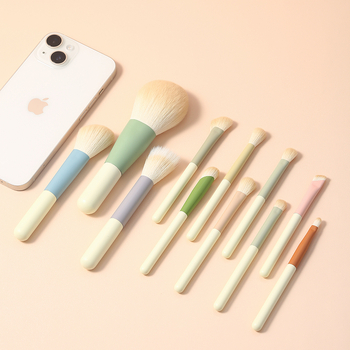 Σετ 11 πινέλων μακιγιάζ με τρίχες ζώου και ξύλινες λαβές σε φορητό τσαντάκι; περιλαμβάνει πινέλα για σκιά ματιών, φον ντεν, ρουζ και contour μύτης; μήκος περίπου 15 cm