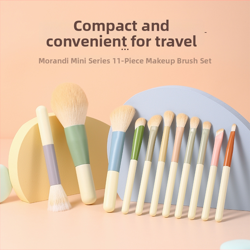 Σετ 11 πινέλων μακιγιάζ με τρίχες ζώου και ξύλινες λαβές σε φορητό τσαντάκι; περιλαμβάνει πινέλα για σκιά ματιών, φον ντεν, ρουζ και contour μύτης; μήκος περίπου 15 cm