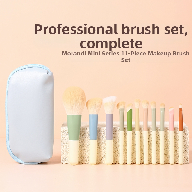 Σετ 11 πινέλων μακιγιάζ με τρίχες ζώου και ξύλινες λαβές σε φορητό τσαντάκι; περιλαμβάνει πινέλα για σκιά ματιών, φον ντεν, ρουζ και contour μύτης; μήκος περίπου 15 cm