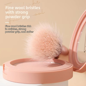 Rúzs- és highlighter ecset, sík fejű, finom világos gyapjú szőrszálakkal, fa nyéllel