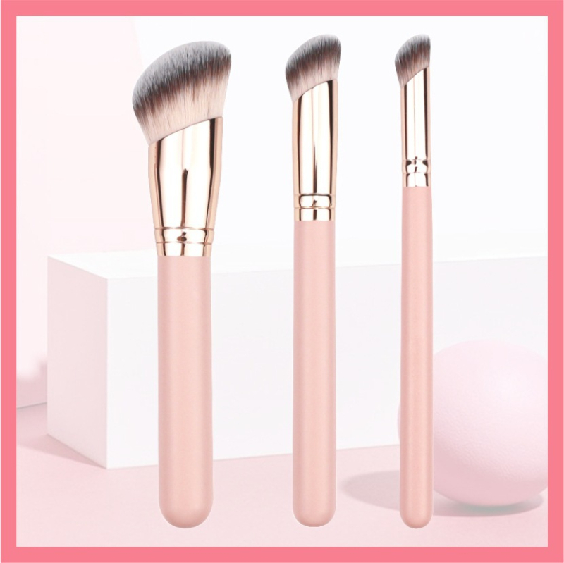 Πινέλο concealer μακιγιάζ με κεκλιμένη κεφαλή, συνθετικές τρίχες, ξύλινη λαβή, μονή συσκευασία
