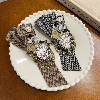 Kitűző ötvözött anyagból, geometriai forma, hímzett, vintage irodalmi retró stílus – dekoratív, multifunkcionális