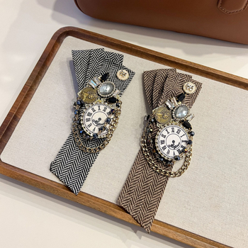 Kitűző ötvözött anyagból, geometriai forma, hímzett, vintage irodalmi retró stílus – dekoratív, multifunkcionális