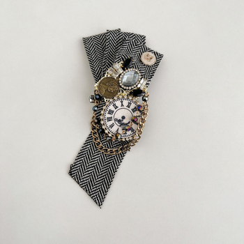 Kitűző ötvözött anyagból, geometriai forma, hímzett, vintage irodalmi retró stílus – dekoratív, multifunkcionális