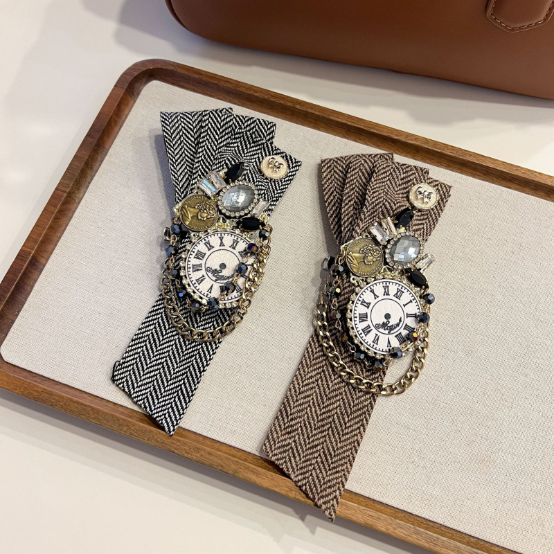 Kitűző ötvözött anyagból, geometriai forma, hímzett, vintage irodalmi retró stílus – dekoratív, multifunkcionális