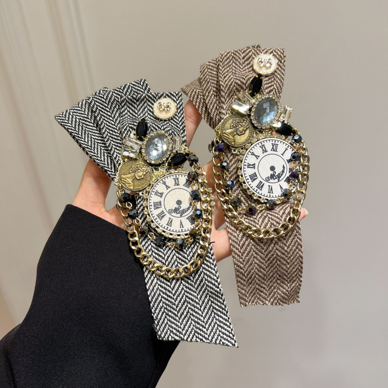 Kitűző ötvözött anyagból, geometriai forma, hímzett, vintage irodalmi retró stílus – dekoratív, multifunkcionális