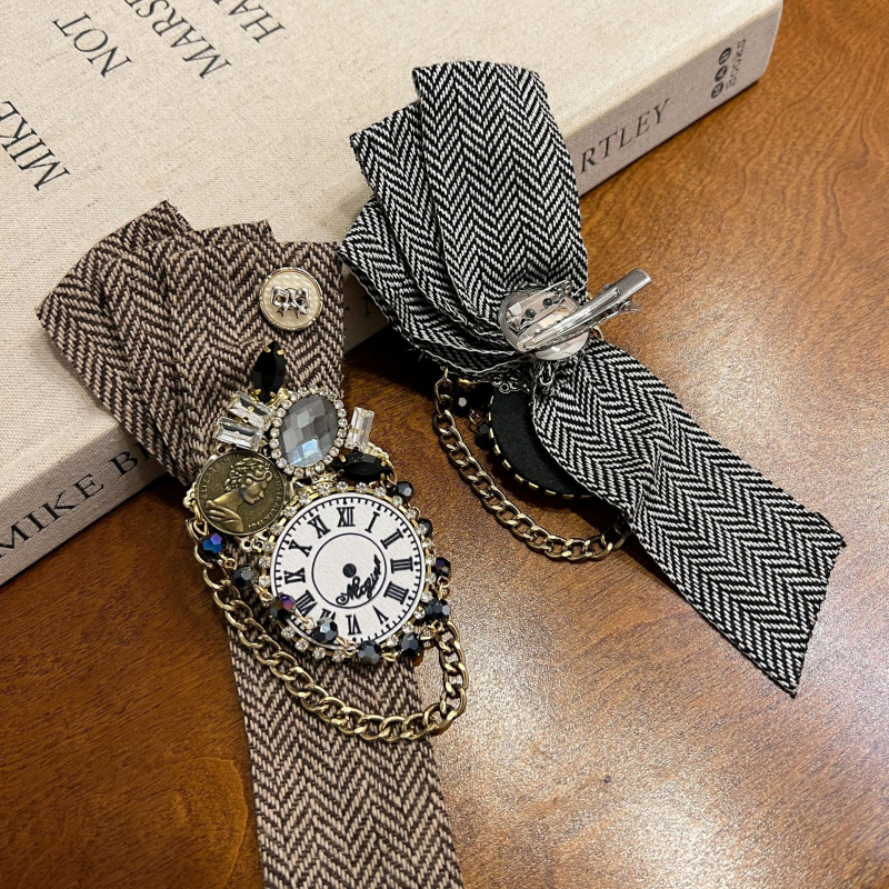 Kitűző ötvözött anyagból, geometriai forma, hímzett, vintage irodalmi retró stílus – dekoratív, multifunkcionális