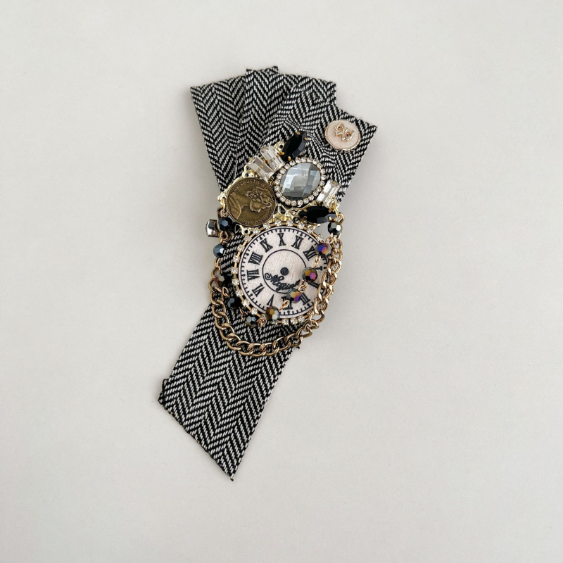 Kitűző ötvözött anyagból, geometriai forma, hímzett, vintage irodalmi retró stílus – dekoratív, multifunkcionális