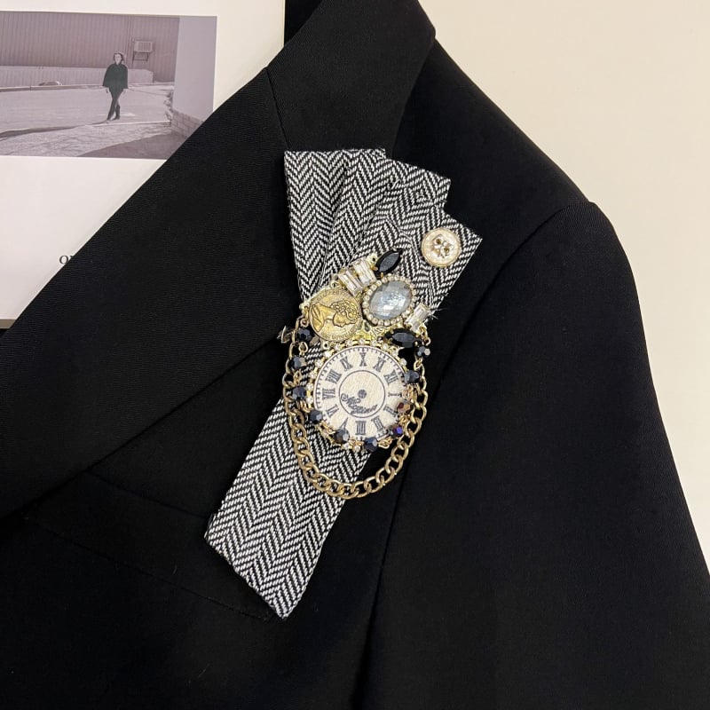 Kitűző ötvözött anyagból, geometriai forma, hímzett, vintage irodalmi retró stílus – dekoratív, multifunkcionális