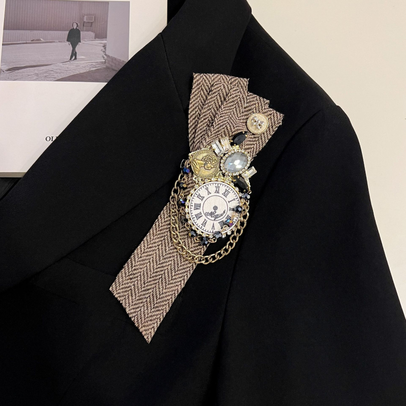 Kitűző ötvözött anyagból, geometriai forma, hímzett, vintage irodalmi retró stílus – dekoratív, multifunkcionális