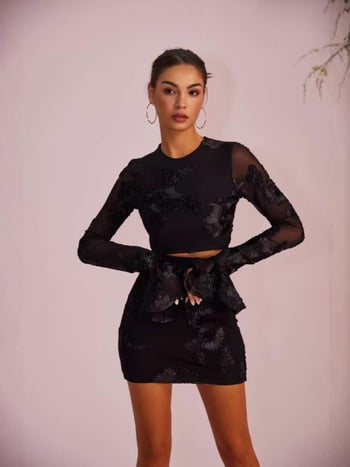 Kaheosaline komplekt: lillekirjega seljaosa + seelik kostüüm; plisseeritud võrkpolüester; peamine materjal 90–95% polüester; varrukad lehvivad; kevad 2025