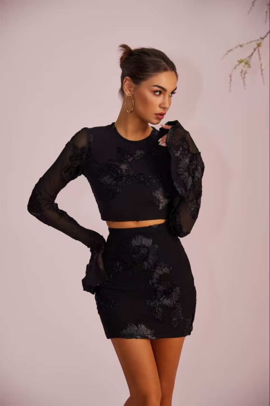 Kaheosaline komplekt: lillekirjega seljaosa + seelik kostüüm; plisseeritud võrkpolüester; peamine materjal 90–95% polüester; varrukad lehvivad; kevad 2025