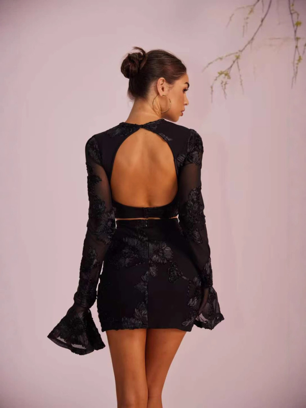 Kaheosaline komplekt: lillekirjega seljaosa + seelik kostüüm; plisseeritud võrkpolüester; peamine materjal 90–95% polüester; varrukad lehvivad; kevad 2025