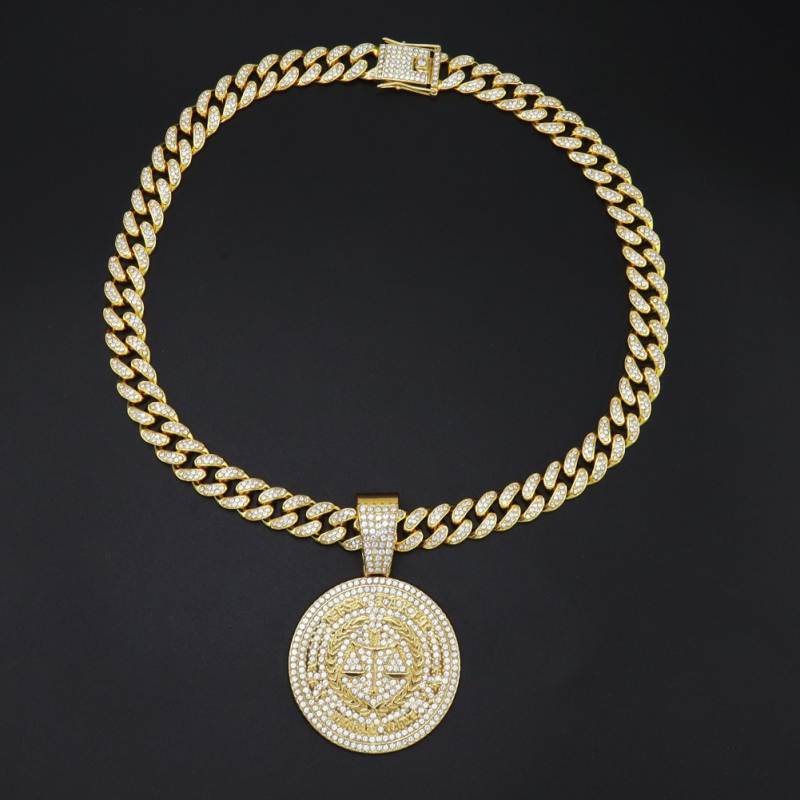 Nyaklánc kubai lánccal, gyémántokkal kirakott kör medállal, ötvözet, hip-hop stílus