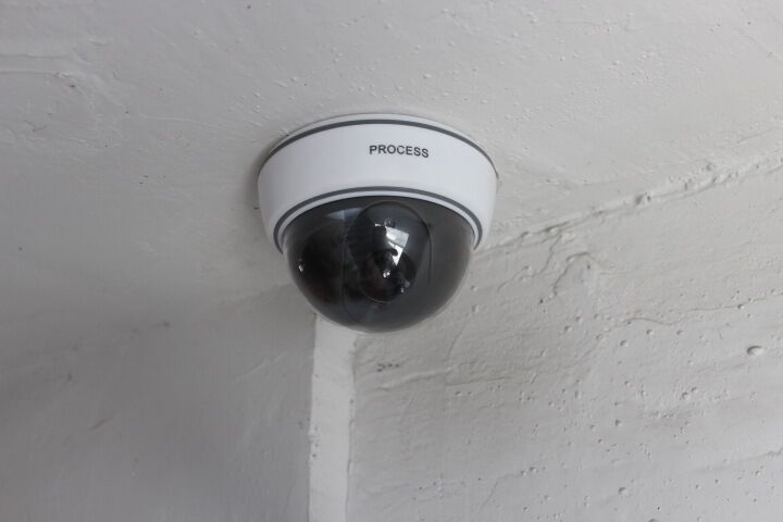 Sférická kupolová falošná kamera s LED svetlom, minimálne osvetlenie 0.001 lux, SNR > 20, napájanie 3V, prevádzková teplota 20–45°C