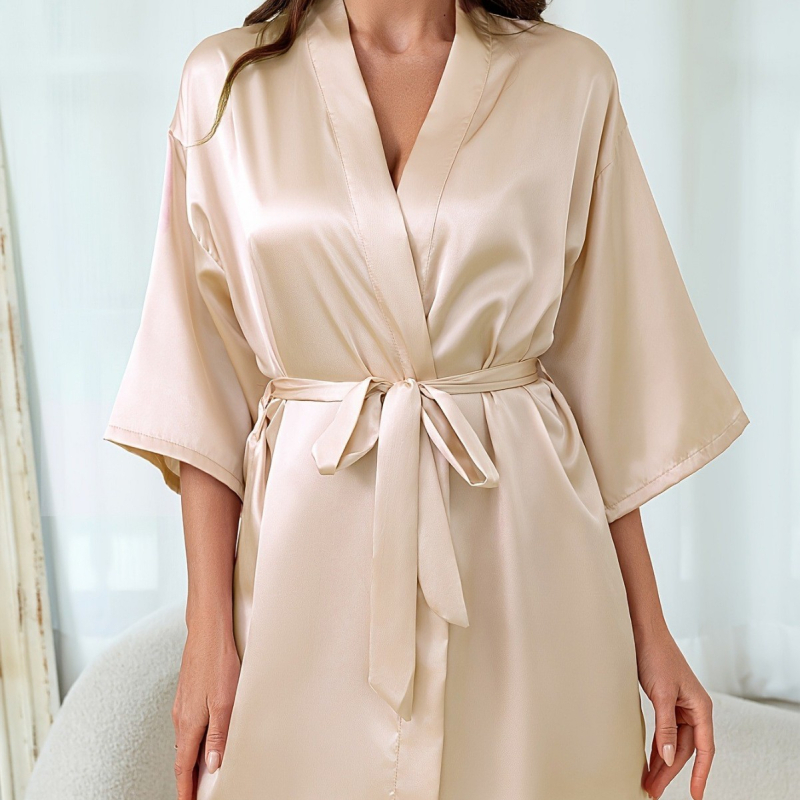 Szintetikus selyemnek tűnő hálóköntös kapucnival, kötős záródás, V-nyakú, ultra vékony 81–100 g/m2