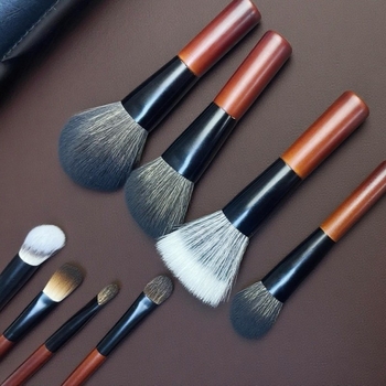 Set de 12 pensule mini de machiaj, cu mâner din lemn și fibre sintetice, portabil, în husă pentru pensule, incluzând pensulă pentru mască facială, pensulă pentru eyeliner și pudră