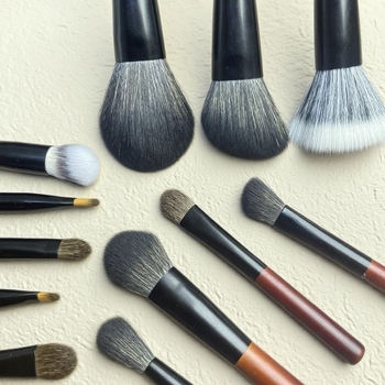 Set de 12 pensule mini de machiaj, cu mâner din lemn și fibre sintetice, portabil, în husă pentru pensule, incluzând pensulă pentru mască facială, pensulă pentru eyeliner și pudră