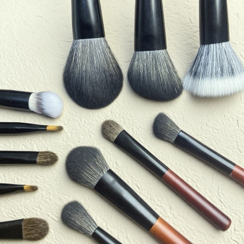 Set de 12 pensule mini de machiaj, cu mâner din lemn și fibre sintetice, portabil, în husă pentru pensule, incluzând pensulă pentru mască facială, pensulă pentru eyeliner și pudră