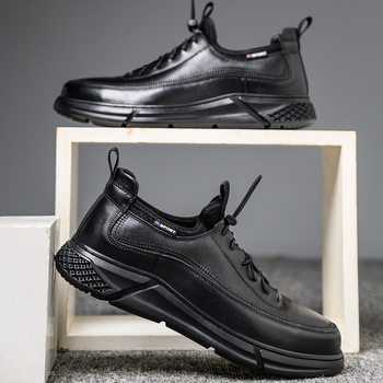 Încălțăminte de siguranță cu protecție anti-șoc, anti-perforație și izolație; piele de vițel; gleznă joasă; vârf din plastic