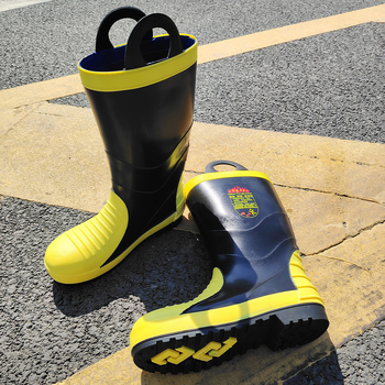 Bocanci de instruire pentru pompieri, PVC, înălțime medie, vârf metalic; antișoc, anti-perforație, anti-derapare, rezistente la uzură