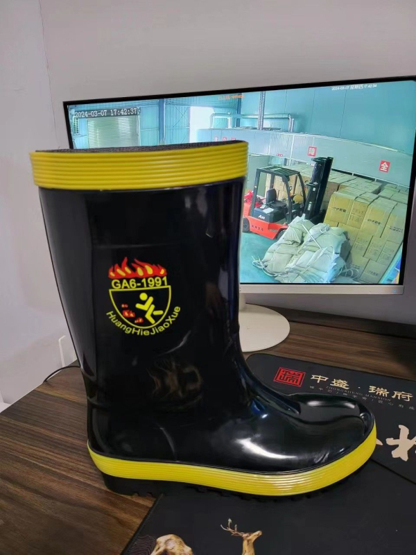 Bocanci de instruire pentru pompieri, PVC, înălțime medie, vârf metalic; antișoc, anti-perforație, anti-derapare, rezistente la uzură